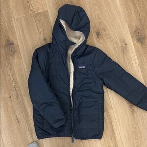 Patagonia Youth Navy Hooded Jacket with Fleece Lining (reversible) Size Small.